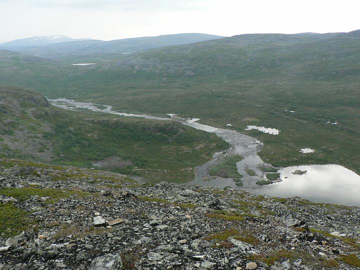 Kilpis 2006 052.jpg - Vuomakasjokea ja Meekonjärvi.
